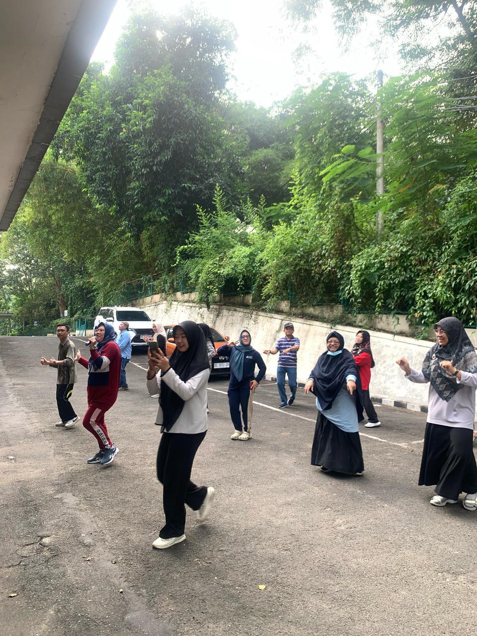 DOSEN DAN TENDIK JURUSAN AGRIBISNIS LAKUKAN JUMAT BERSIH DAN SENAM BERSAMA