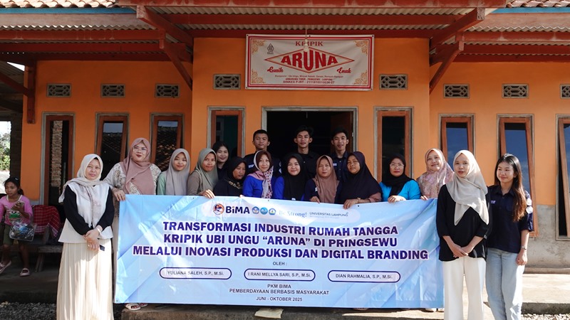 UNILA DAMPINGI TRANSFORMASI INDUSTRI RUMAH TANGGA KRIPIK UBI UNGU MELALUI INOVASI PRODUKSI DAN DIGITAL BRANDING